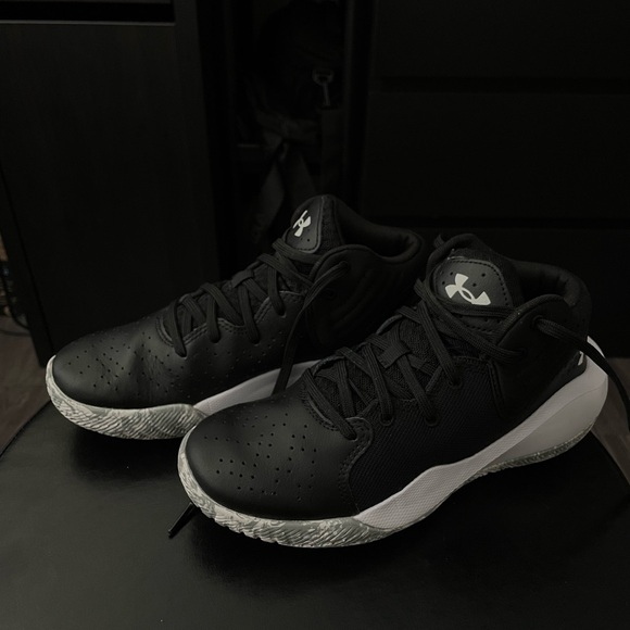 Black Under Armour 🏀sneakers Size 5.5 US(kids) - Picture 2 of 8